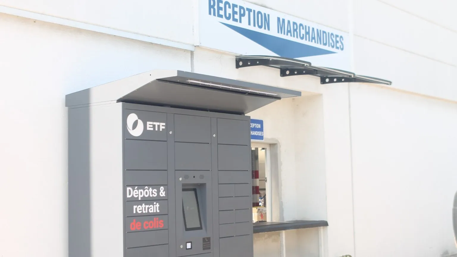 Casier à colis installé devant la réception marchandises d’un site industriel