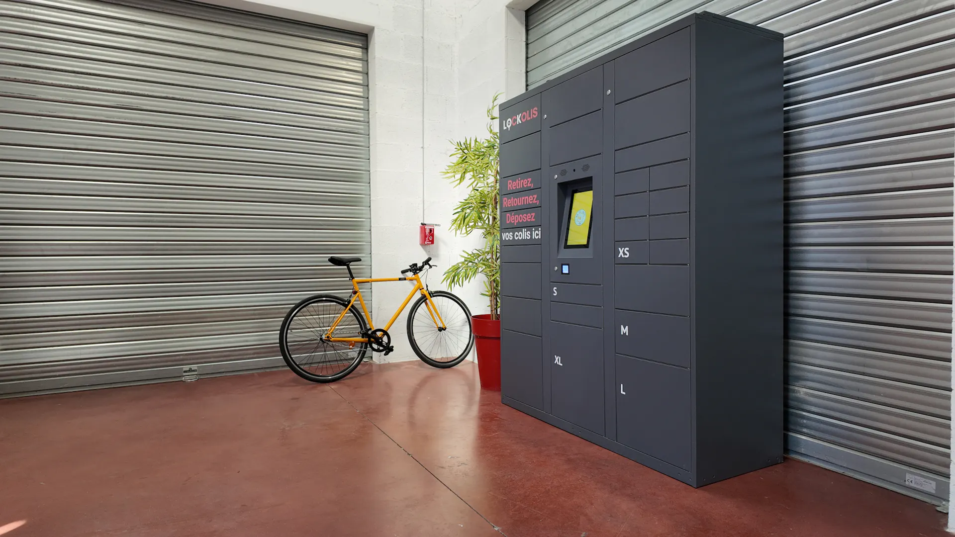 Casier connecté Lockolis avec écran tactile et cases de tailles XS à XL, installé dans un atelier
