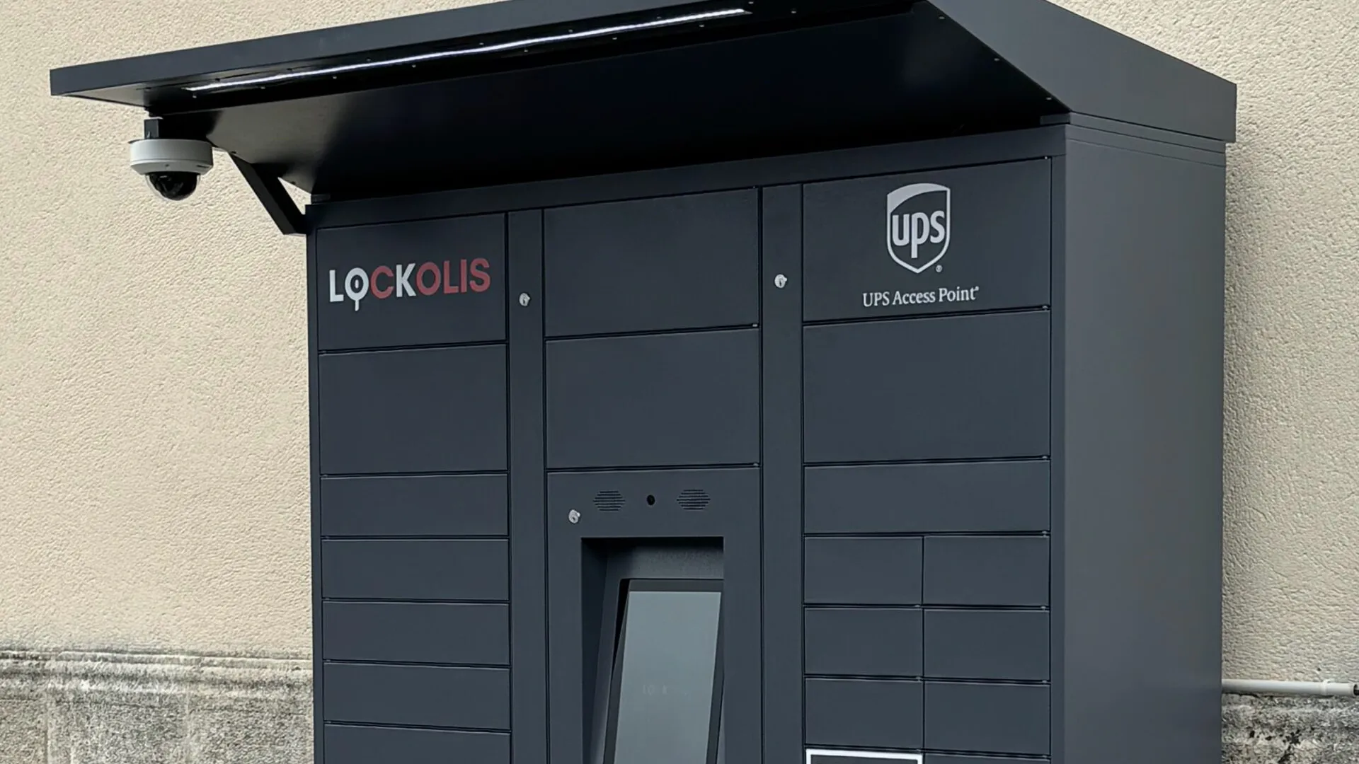 Casier connecté sous auvent installé à l’extérieur d’une mairie