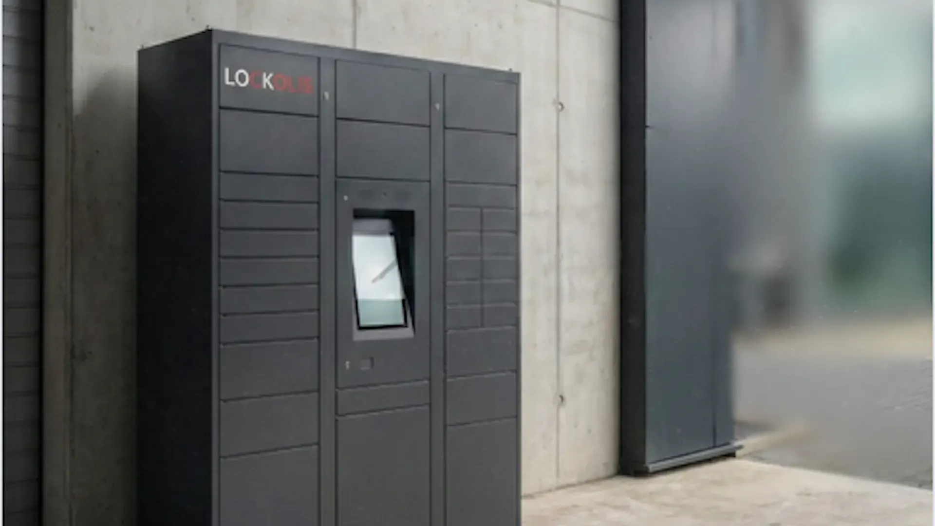 Casier connecté Lockolis installé en extérieur contre un mur en béton
