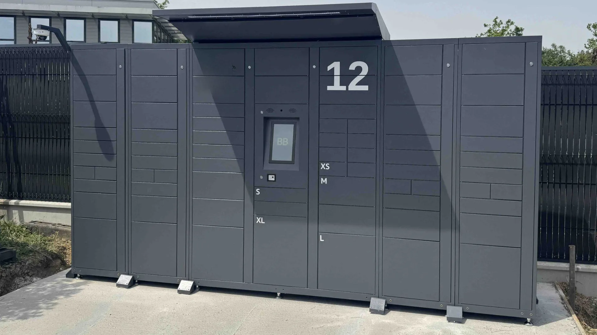 Consigne extérieure de six colonnes installée sur un parking d’entreprise