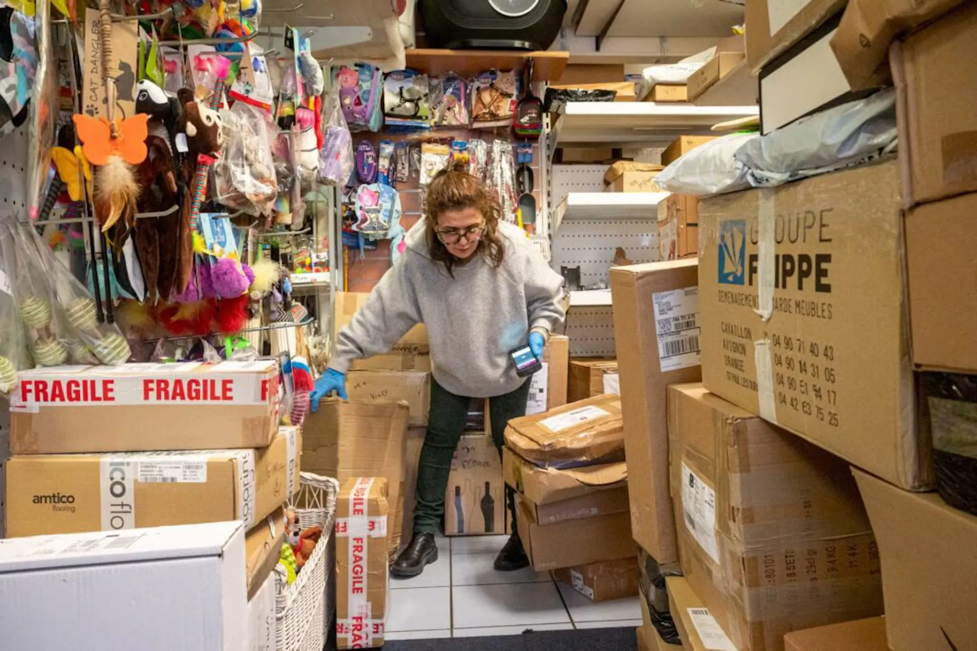 Colis empilés derrière le comptoir d’un commerce