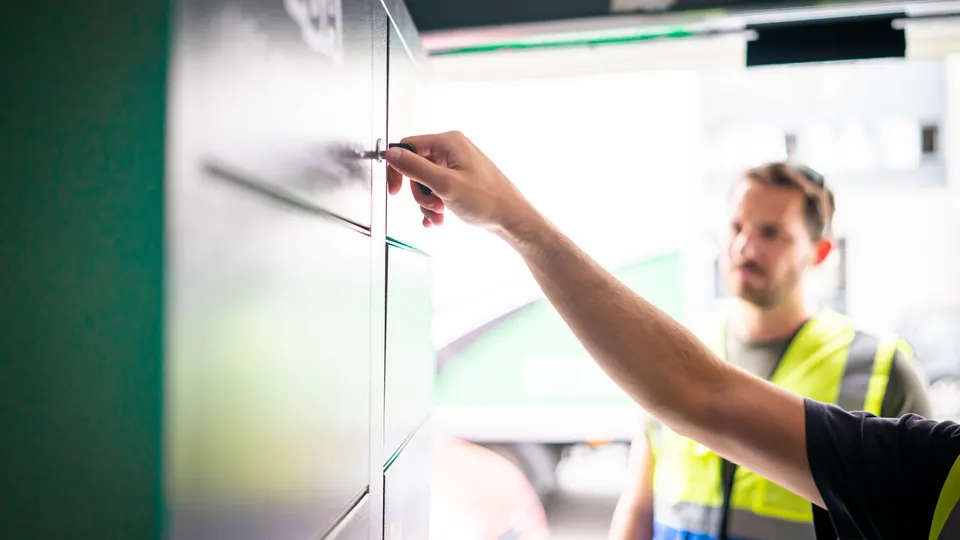 Un technicien contrôle une porte de casier de la consigne