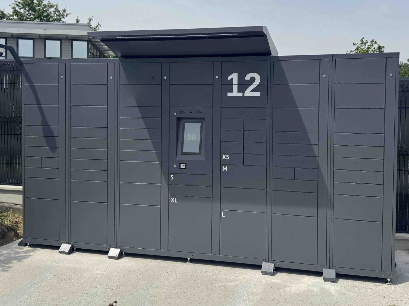 Casier Lockolis installé en extérieur, sous son auvent, sur le site d'un atelier