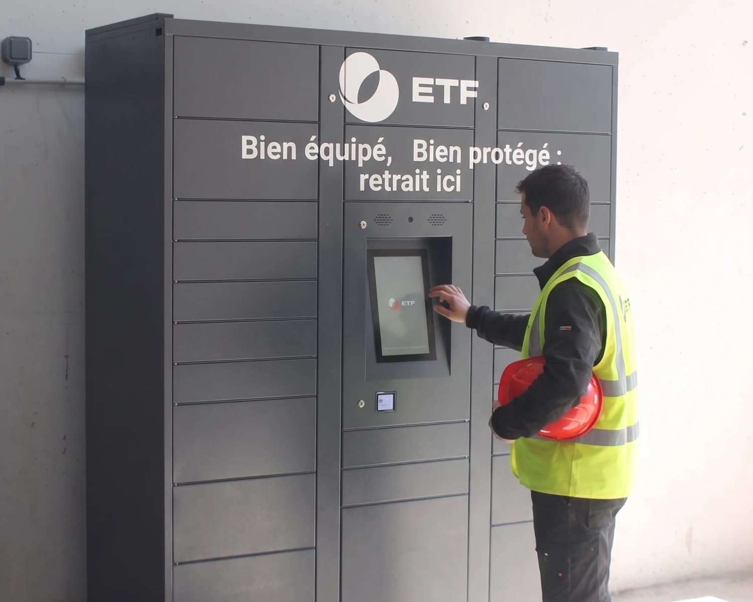 Casier de distribution interne automatisée : armoire EPI connectée et casier IT par Lockolis