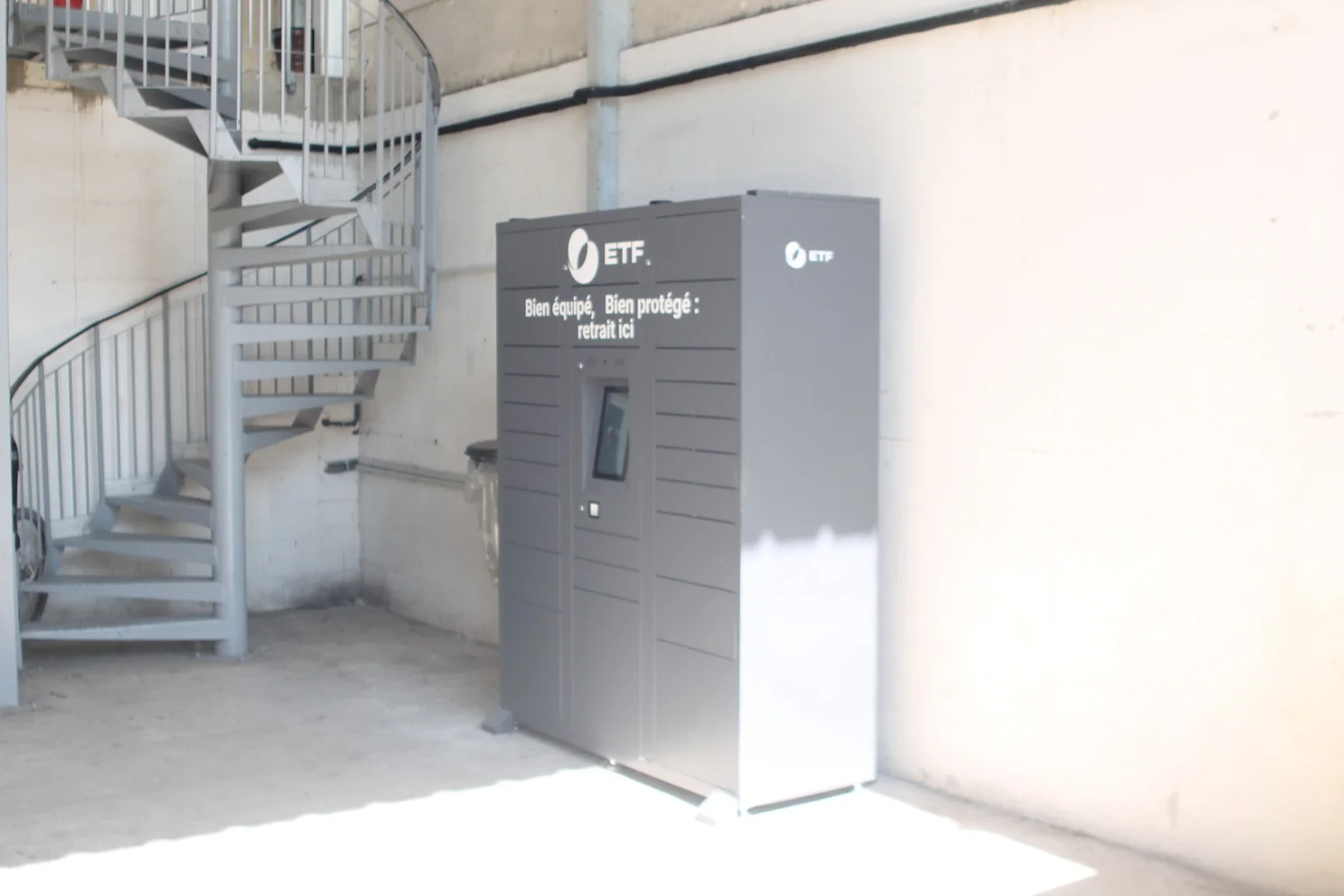 Casiers connectés industrie Lockolis : EPI, outillage et colis 24/7