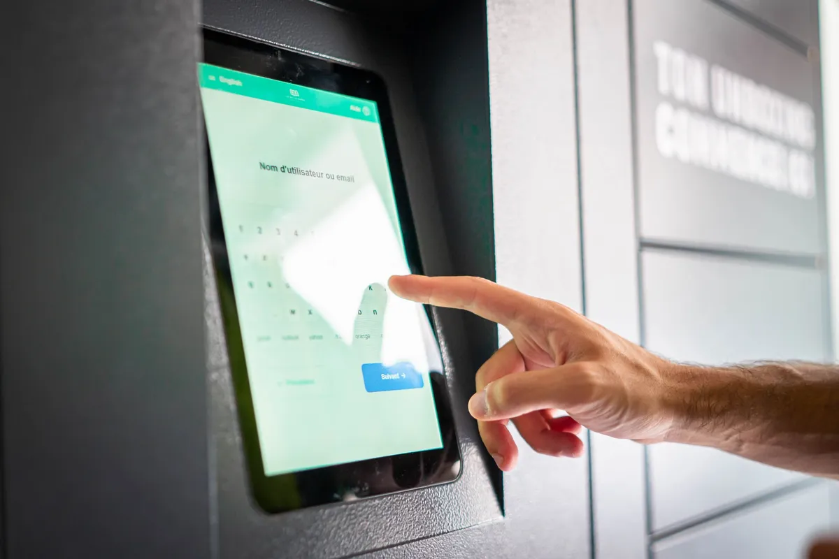 Utilisateur guidé sur l'écran tactile d'une consigne Lockolis