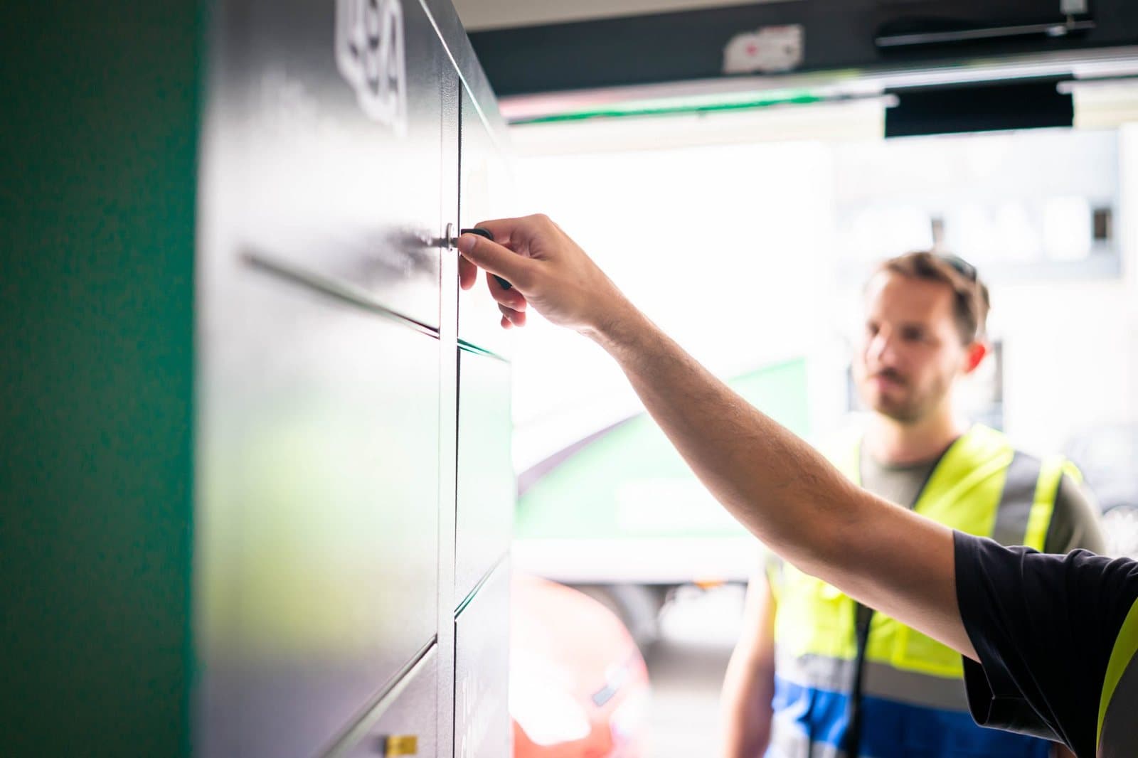 Un technicien Lockolis contrôle l'ouverture d'une porte de casier à la clé de maintenance