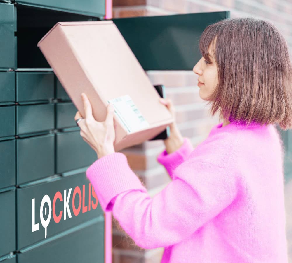 Une utilisatrice dépose un colis dans un casier connecté Lockolis